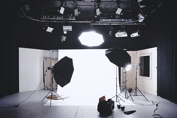 Estúdio de fotografia todo iluminado e equipado.